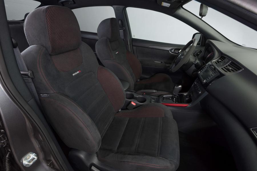 Интерьер Nissan Sentra Nismo (B17) 2016 года  (фото 7 из 45)